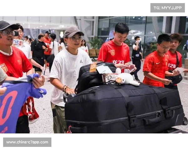 世界杯吉祥物亮相巴黎街头,球迷合影排长队 世界杯吉祥物亮相巴黎街头,球迷合影排长队